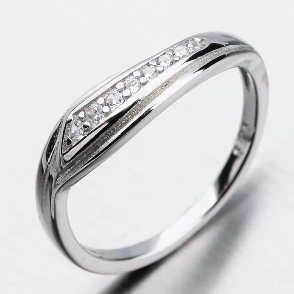 Strieborný prsteň so zirkónmi GST-11297