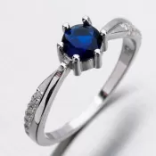 Strieborný prsteň so zafírom a zirkónmi GST-11305