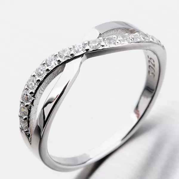 Strieborný prsteň so zirkónmi GST-11228