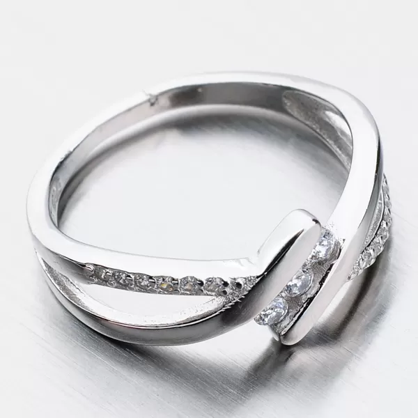 Strieborný prsteň so zirkónmi GST-11306