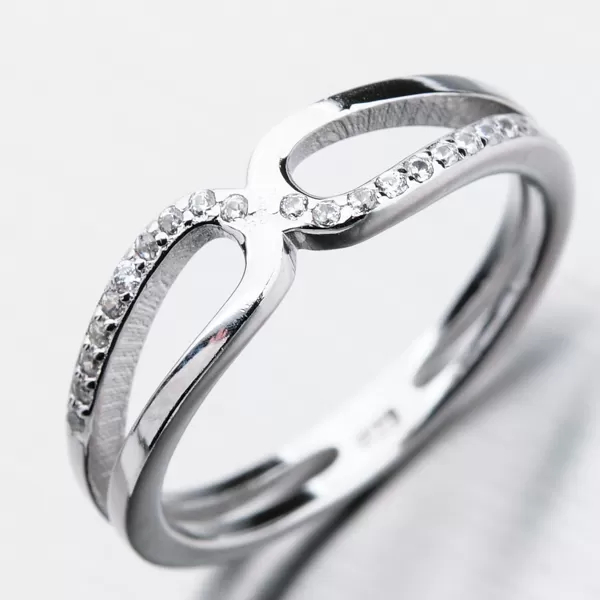 Strieborný prsteň so zirkónmi GST-11257