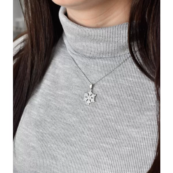 Strieborný prívesok s kryštálmi Swarovski biela vločka 34221.1