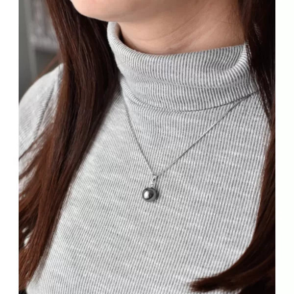 Strieborný prívesok so šedou Swarovski guľatou perlou 34150.3