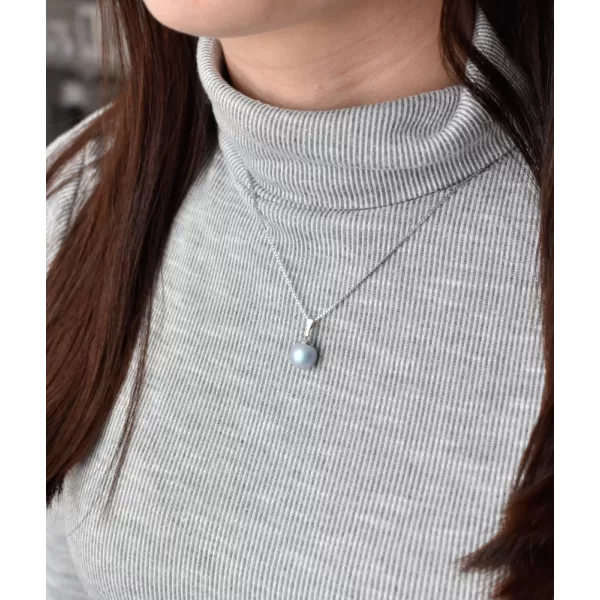 Strieborný prívesok s guľatou svetlo modrou matnou Swarovski perlou 34150.3