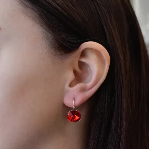 Strieborné náušnice visiace s kryštálmi Swarovski červené okrúhle 31106.3