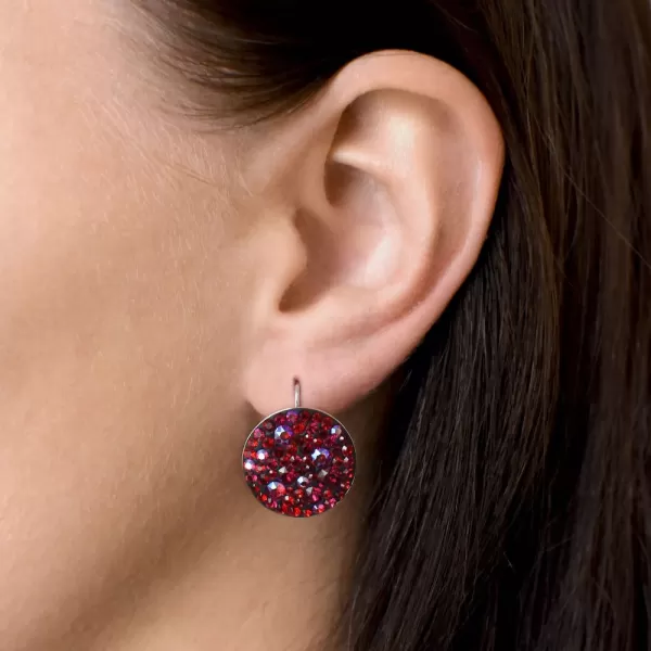 Strieborné náušnice visiace s kryštálmi Swarovski červené okrúhle 31161.3 cherry