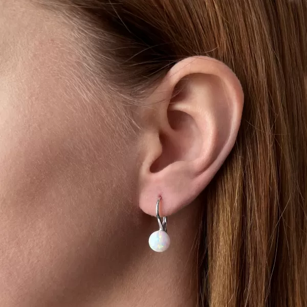 Strieborné visiace náušnice so syntetickým opálom biele okrúhle 11245.1