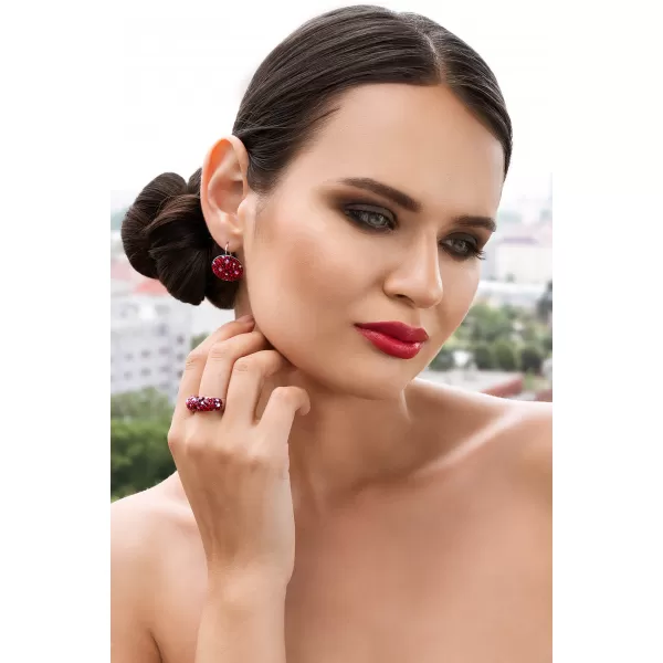 Strieborné náušnice visiace s kryštálmi Swarovski červené okrúhle 31161.3 cherry