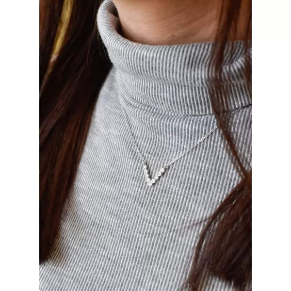 Strieborný náhrdelník so zirkónom v bielej farbe 12025.1