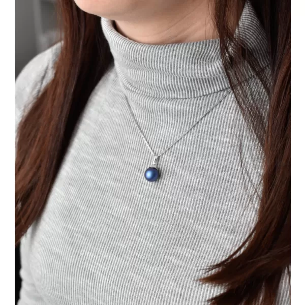 Strieborný prívesok s guľatou tmavo modrou matnou Swarovski perlou 34150.3