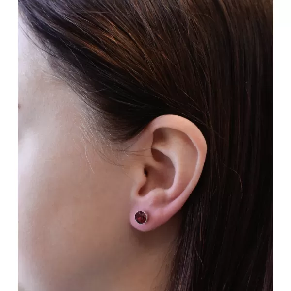 Strieborné náušnice pecka so Swarovski kryštálmi červené okrúhle 31113.3 ruby