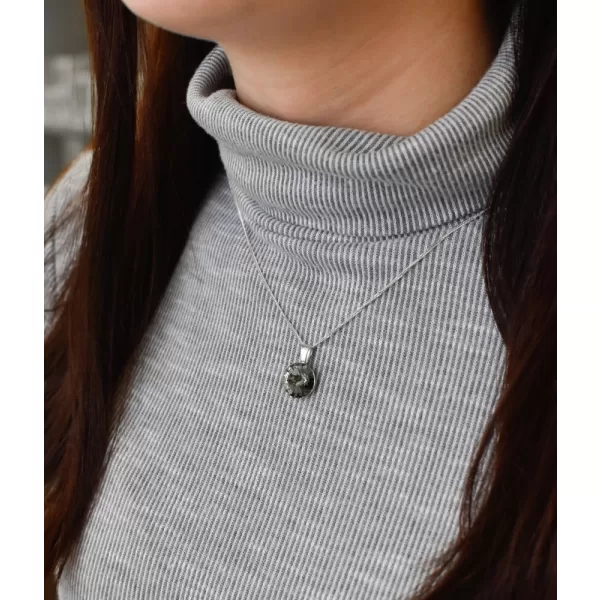 Strieborný prívesok s kryštálmi Swarovski sivý okrúhly-rivoli 34112.3