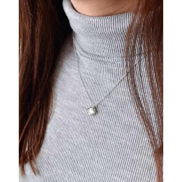 Strieborný náhrdelník so zirkónom biely kosoštvorec 12031.1