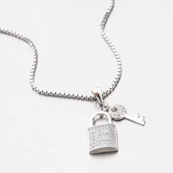 Strieborný prívesok so zirkónmi HST-13603