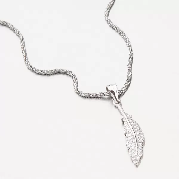 Strieborný prívesok so zirkónmi HST-13630