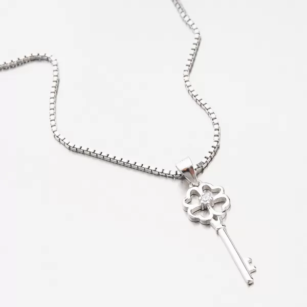 Strieborný prívesok so zirkónmi HST-13619