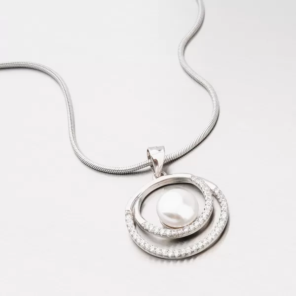 Strieborný prívesok so zirkónmi HST-13645