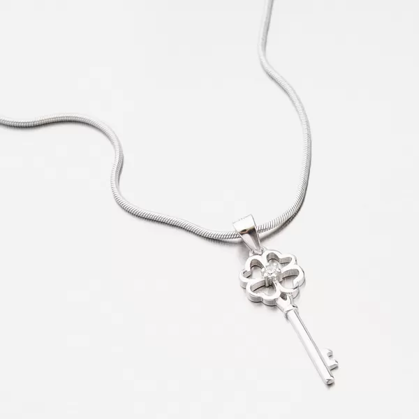 Strieborný prívesok so zirkónmi HST-13619