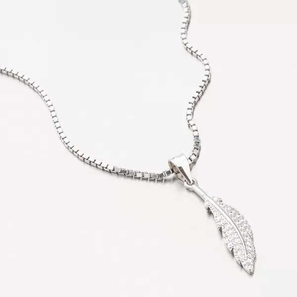 Strieborný prívesok so zirkónmi HST-13630