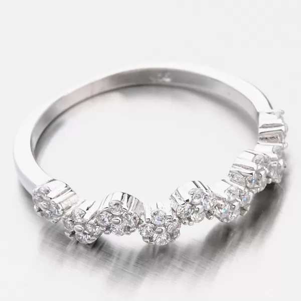 Strieborný prsteň zdobený zirkónmi GST-11390