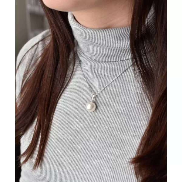 Strieborný prívesok s bielou okrúhlou Preciosa perlou 34151.1