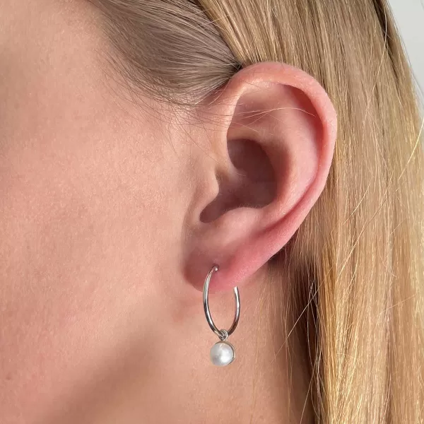 Strieborné náušnice kruhy s bielou riečnou perlou 21065.1