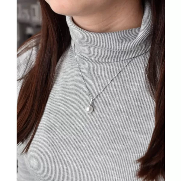 Strieborný prívesok s bielou okrúhlou Preciosa perlou 34150.1