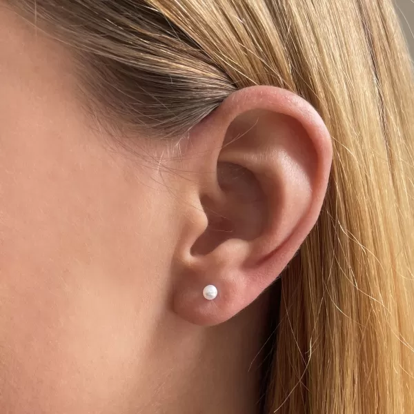 Strieborné drobné náušnice kôstky s bielou riečnou perlou 21063.1