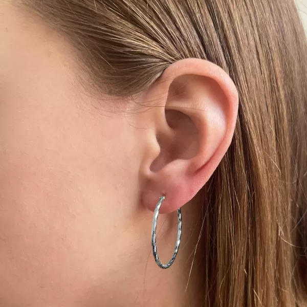 Strieborné náušnice kruhy s ozdobným prelisovaním 61007