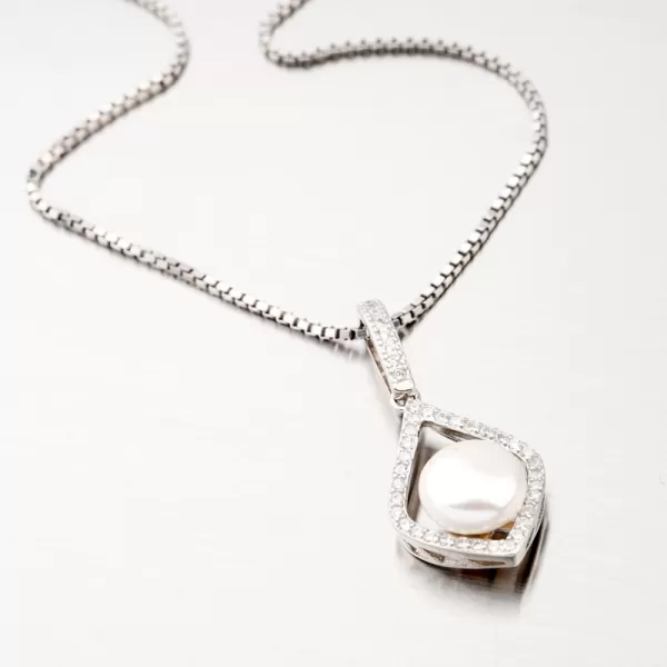 Strieborný prívesok so zirkónmi a perlou HST-13427P