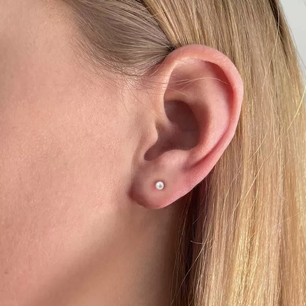 Strieborné drobné náušnice kôstky s bielou riečnou perlou 21063.1