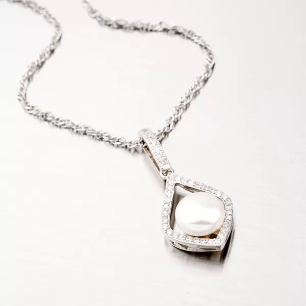 Strieborný prívesok so zirkónmi a perlou HST-13427P