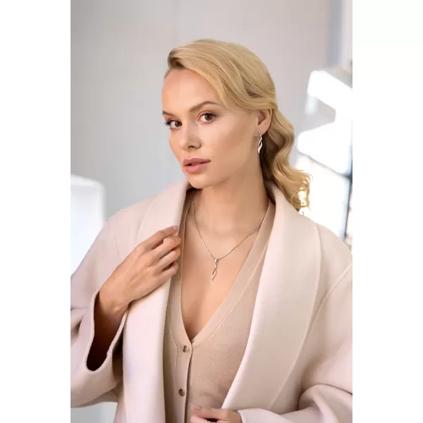 Strieborný prívesok so Swarovski kryštálmi biela vlnka 34256.1