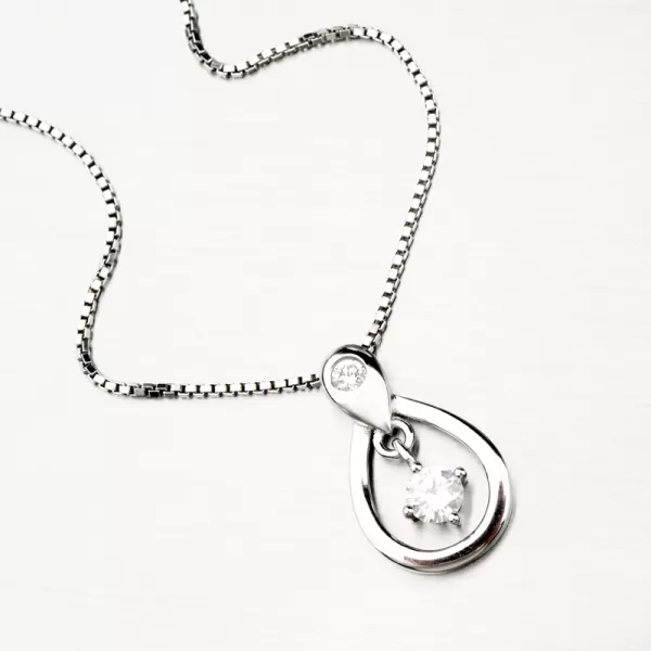 Strieborný prívesok so zirkónmi PKL-3086