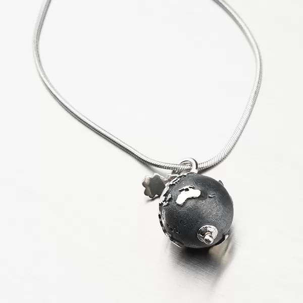 Striebro prívesku Globe P1702256-0532-SLX