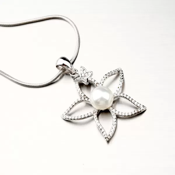 Strieborný prívesok kvetina s perlou a so zirkónmi PKL-3105