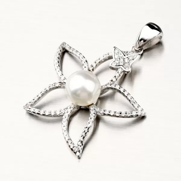 Strieborný prívesok kvetina s perlou a so zirkónmi PKL-3105