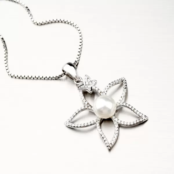 Strieborný prívesok kvetina s perlou a so zirkónmi PKL-3105