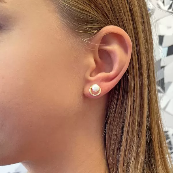 Pozlátené strieborné náušnice kôstky s bielou riečnou perlou 21067.1