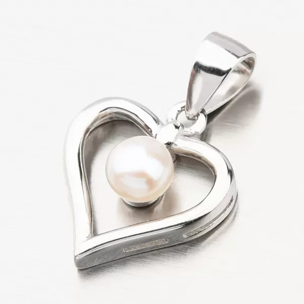 Strieborný prívesok srdca s perlou HST-13659