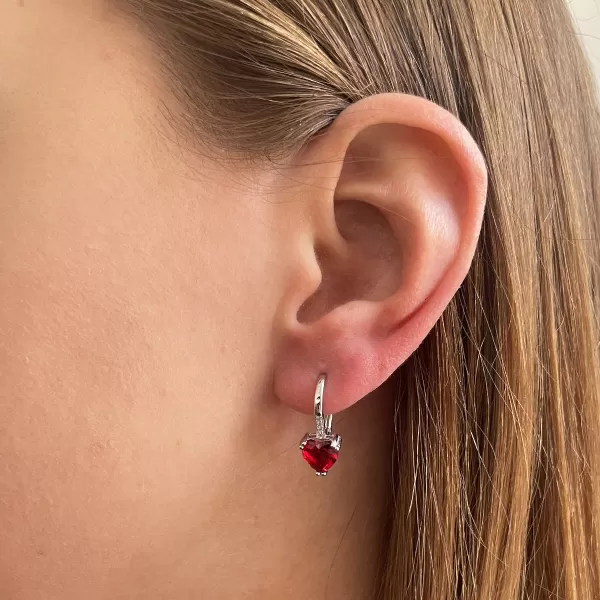 Strieborné náušnice visiace so zirkónmi červené srdiečko 11409.3 siam