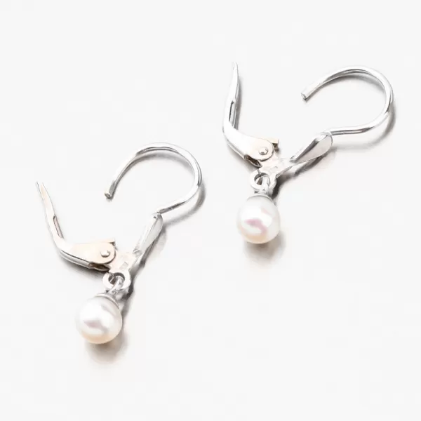 Visiace náušnice z bieleho zlata s bielou perlou