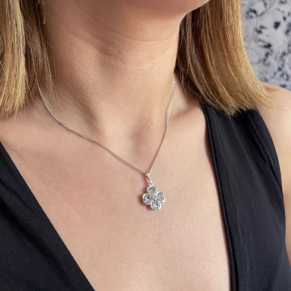 Strieborný náhrdelník s kryštálmi Swarovski štvorlístok 32085.1 crystal