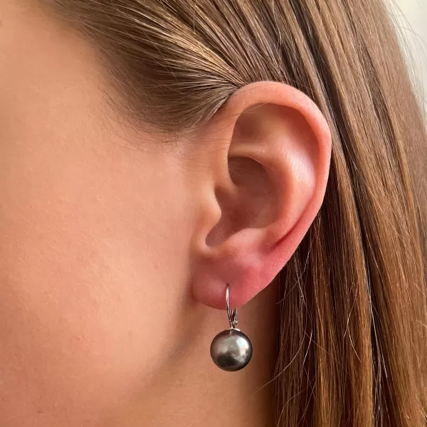 Strieborné náušnice visiace s perlou tmavo šedou okrúhle 31144.3 dark grey