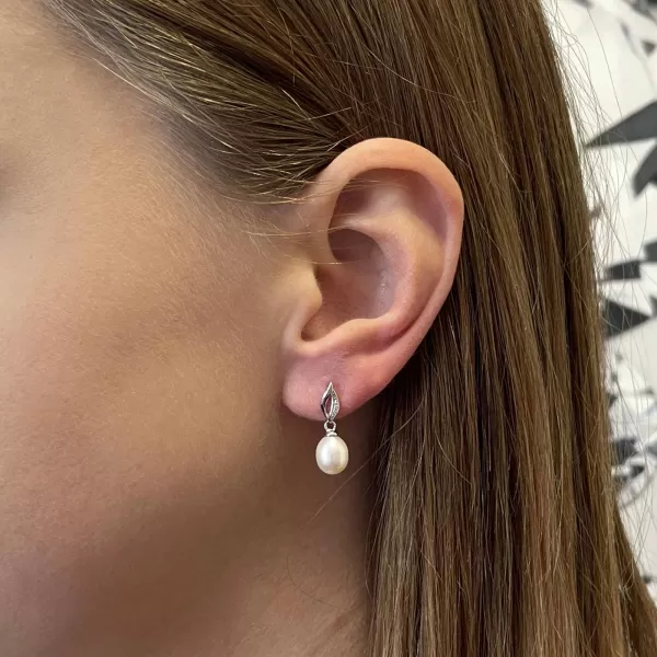 Strieborné náušnice visiace s riečnou perlou a zirkónmi biela 21104.1B