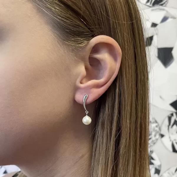 Strieborné náušnice visiace s guľatou riečnou perlou bielej 21095.1B