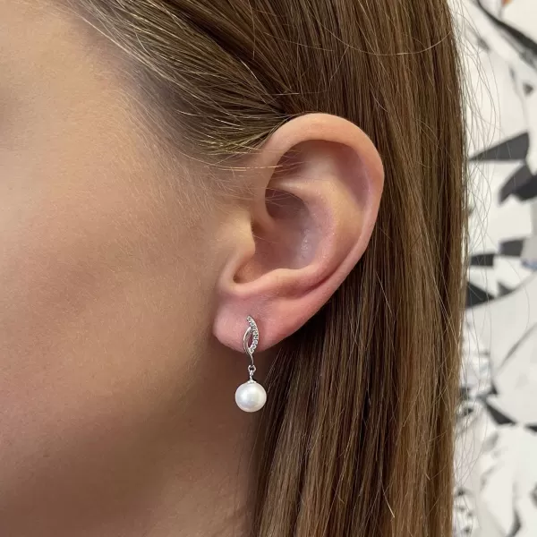 Strieborné náušnice visiace s guľatou riečnou perlou bielej 21094.1B