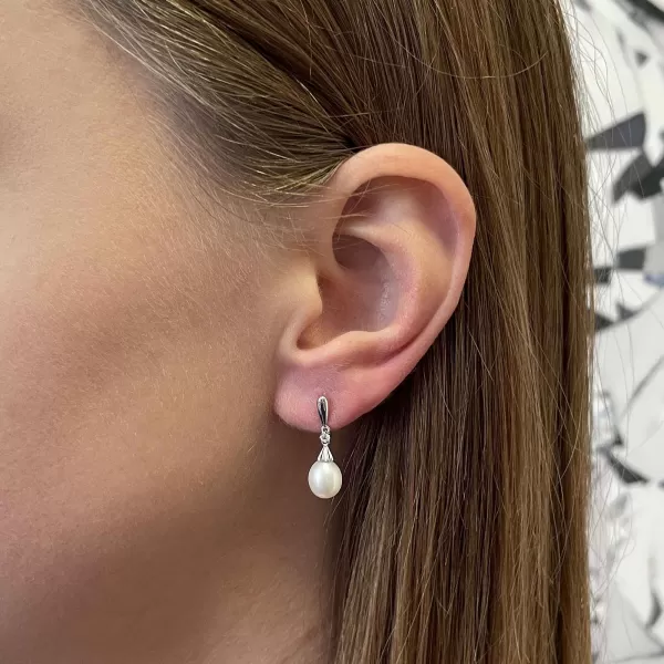 Strieborné náušnice visiace s riečnou perlou a malým zirkónom biela 21105.1B