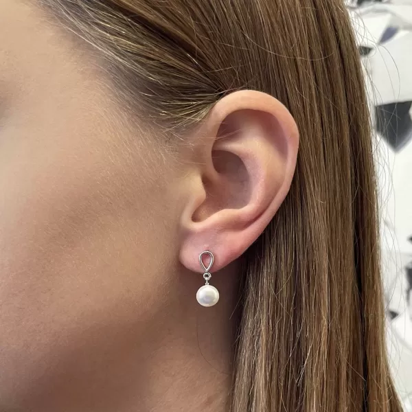 Strieborné náušnice visiaca slzička s riečnou perlou 21086.1B