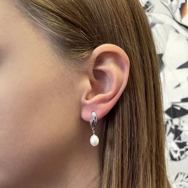 Strieborné náušnice kôstky s riečnou perlou a zirkónmi biela 21103.1B